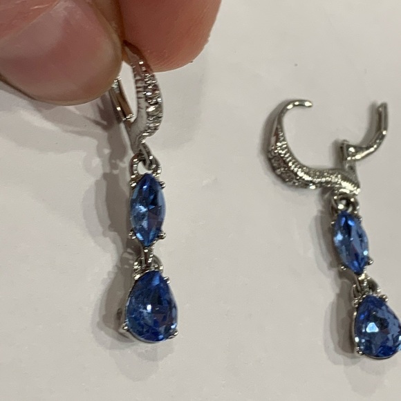 GIVENCHY STUNNING!! Blue & Silver Earrings - Picture 3 of 5